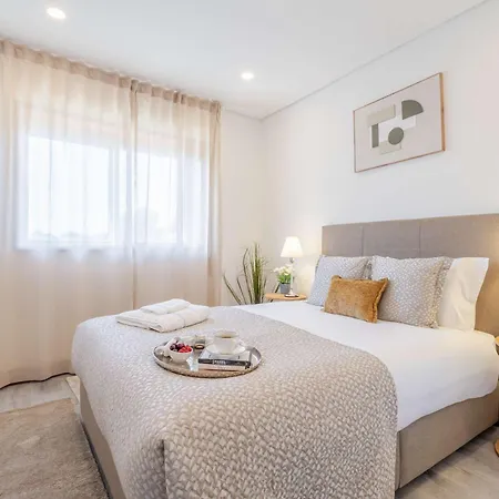 Bright & Spacious Flat With Balcony By Hostwise 아파트