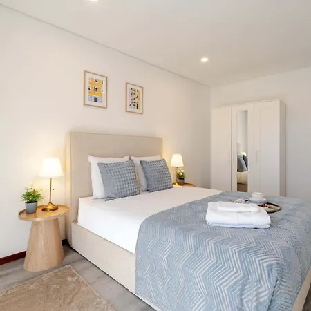 Bright & Spacious Flat With Balcony By Hostwise * 사오마메데데인페스타