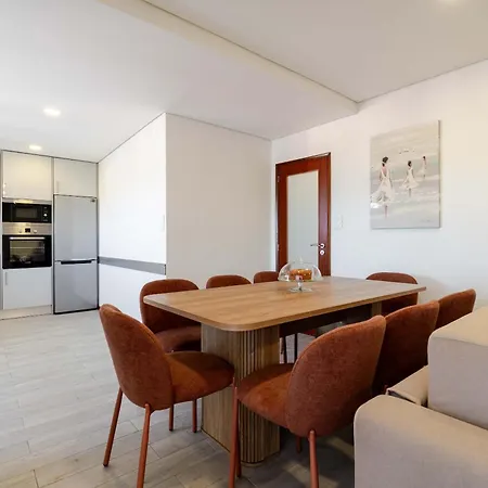 아파트 Bright & Spacious Flat With Balcony By Hostwise