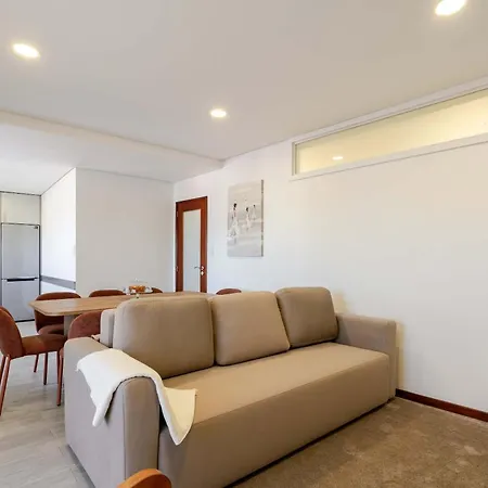 아파트 Bright & Spacious Flat With Balcony By Hostwise *