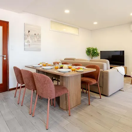 Bright & Spacious Flat With Balcony By Hostwise 아파트 *