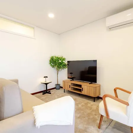 Bright & Spacious Flat With Balcony By Hostwise アパート