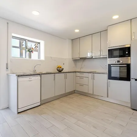 Bright & Spacious Flat With Balcony By Hostwise