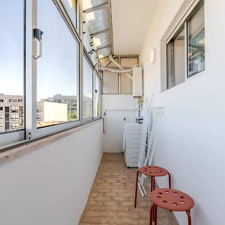 Bright & Spacious Flat With Balcony By Hostwise *