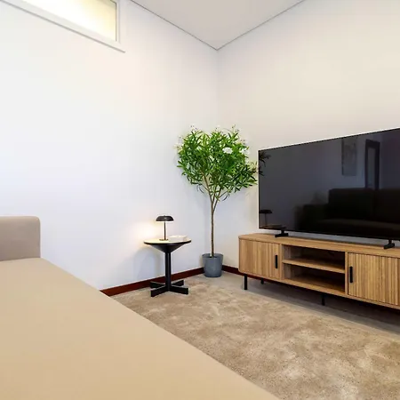 Bright & Spacious Flat With Balcony By Hostwise